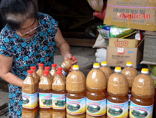 Sau khi chín, tương được múc ra và đóng vào từng loại chai từ 0,5 lít, 01 lít, 2 lít hoặc 5 lít (trong ảnh: tương tại cơ sở sản xuất của ông Phạm Hải Đường ở khối Phan Bội Châu, thị trấn Nam Đàn)