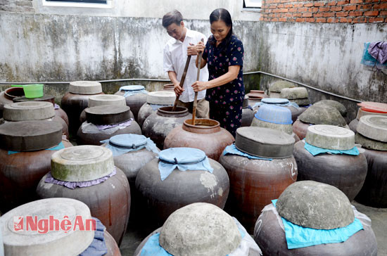 Trong quá trình ngâm ủ, hàng ngày người dân phải kiểm tra về độ lên men