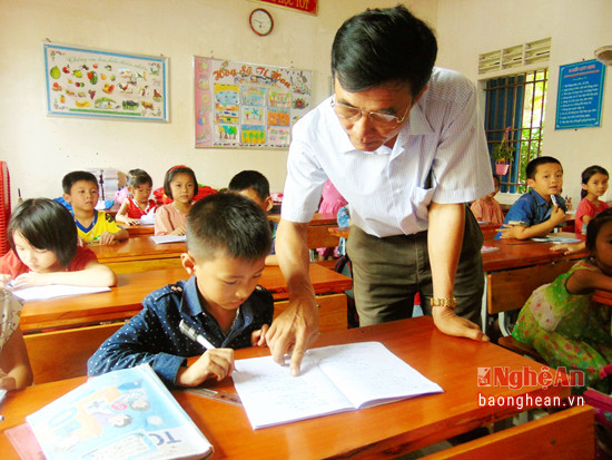 : Thầy Trần Trung Nho tận tình chỉ bảo cho học sinh
