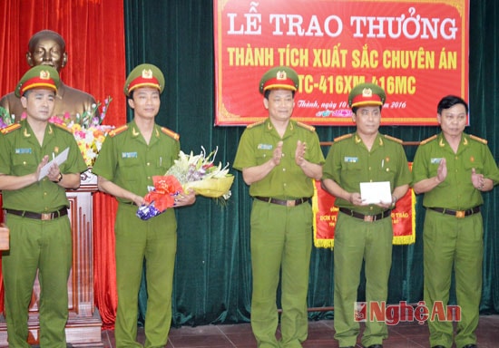 Đại tá Nguyễn Mạnh Hùng- Phó giám đốc công an Nghệ an trao thưởng cho Công an Yên Thành.