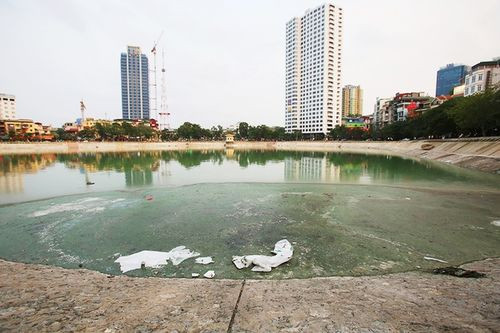 Hồ Ngọc Khánh được cải tạo vào tháng 6/2015 với mục tiêu cải thiện cảnh quan, môi trường. Từ tháng 2/2016, khi hoàn thành cải tạo đến nay, cuộc sống người dân quanh hồ bị đảo lộn bởi mùi hôi thối nồng nặc bốc lên từ mặt nước.