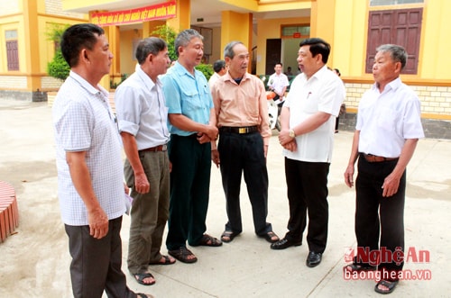 Đồng chí Nguyễn Xuân Đường- Chủ tịch UBND tỉnh trao đổi với cử tri bên lề hội nghị.