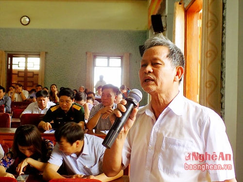Cử tri  Phan Văn  Nam bày tỏ nguyện vọng với các ứng cử viên.