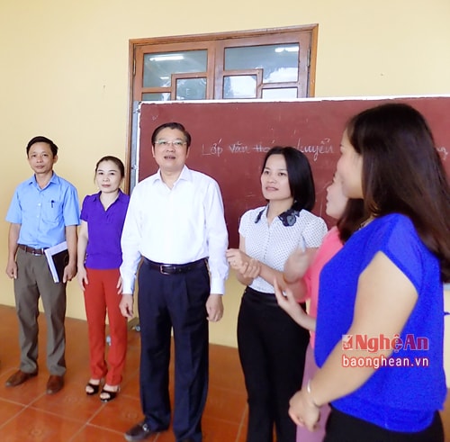 Ứng cử viên ĐBQH trò chuyện với cử tri Quỳ Hợp.
