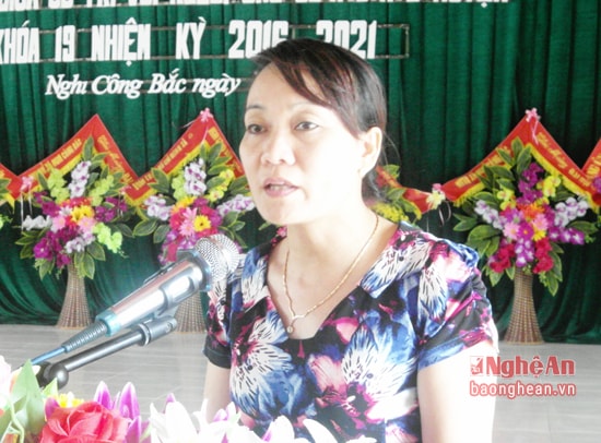 Bà Trần Thị Ánh Tuyết - Phó Chủ tịch UBND huyện Nghi Lộc trả lời một số vấn đề mà cử tri quan tâm.