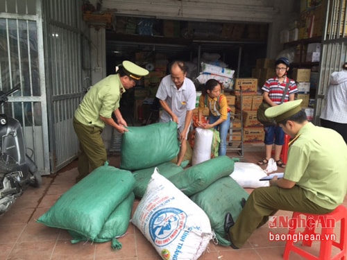 Lực lượng chức năng kiểm tra số hàng không rõ nguồn gốc