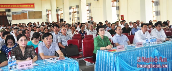 Các đại biểu, các ứng cử viên và đông đảo cử tri tham gia hội nghị