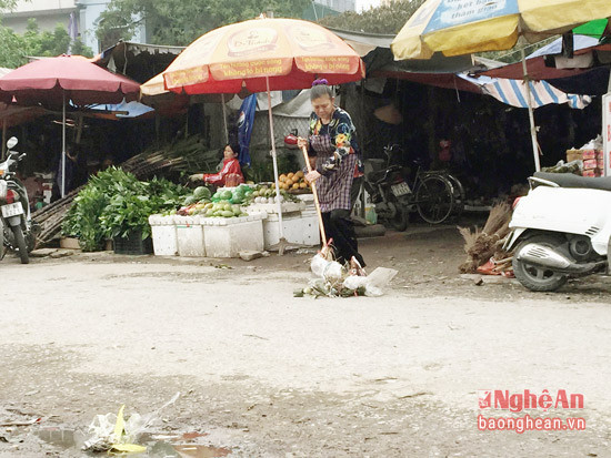 Người dân quét rác đổ ra lòng đường Nguyễn Trung Ngạn ( phương Trường Thi, TP Vinh) 