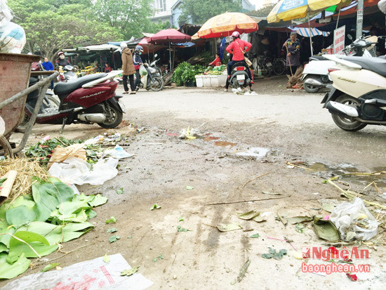 Rác thải tràn lan trước cổng phụ chợ Quán Lau, TP Vinh.