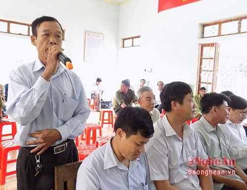 Ông Nguyễn Mạnh Hùng, cử tri xóm Bãi Kè bày tỏ nguyện vọng tại buổi tiếp xúc.