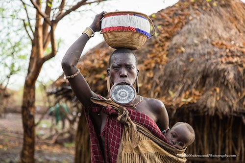 Tấm đĩa môi là tiêu chuẩn cho cái đẹp của phụ nữ Mursi. Ảnh: Kellie Netherwood.