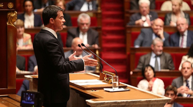 Thủ tướng Manual Valls thông báo quyết định ban hành dự luật mà không thông qua Quốc hội. Ảnh:Reuters.