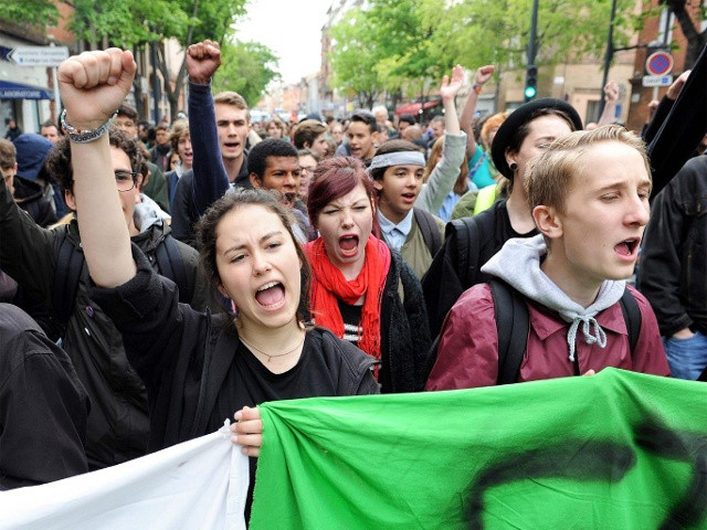 Người dân Pháp biểu tình phản đối quyết định của Chính phủ tại Toulouse. Ảnh: Getty.