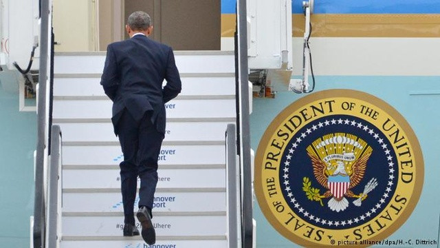 Tổng thống Obama bước lên phi cơ riêng. Ảnh: dpa.