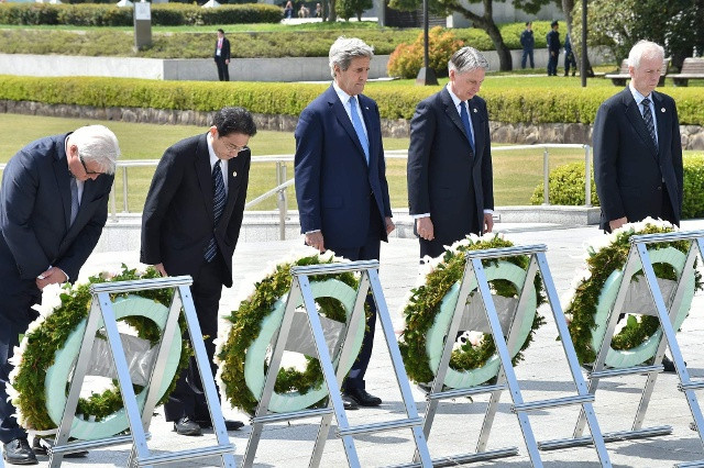 Ngoại trưởng Mỹ tới thăm công viên tưởng niệm hòa bình tại Hiroshima trong chuyến thăm Nhật Bản mới đây. Ảnh: Internet.