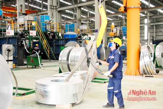 Sản xuất tại Nhà máy Tôn Hoa Sen tại KCN Nam  Cấm. Ảnh: Hoàng Vĩnh