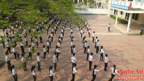    Chỉ có 9 tiếng trống, cô giáo Lê Thị Hòa đã có thể tập hợp được gần 300 học sinh để tập thể dục giữa giờ.
