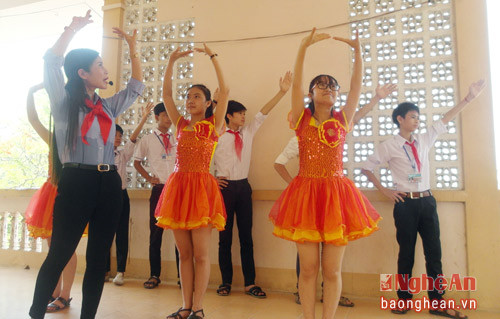 Nhờ có năng khiếu về múa hát, cô giáo Lê Thị Hòa luôn tận tình hướng dẫn cho đội văn nghệ của nhà trường luyện tập các tiết mục văn nghệ.