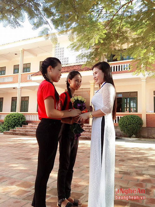 Với những nỗ lực của mình. Cô Lê Thị Hòa đã 8 lần được nhận bằng khen của TW Đoàn TNCS Hồ Chí Minh và Tỉnh đoàn Nghệ An. 11 lần được Huyện đoàn Nghi Lộc tặng giấy khen. Đặc biệt, cô còn được nhiều học sinh yêu mến.