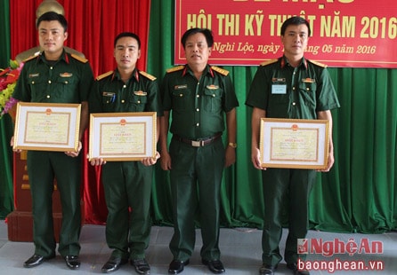  Đồng chí Đại tá Trần Nguyên Dương- Phó Chính ủy Bộ CHQS tỉnh trao Giấy khen cho các đồng chí đạt Giải nhất các nội dung thi