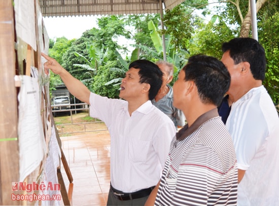 Đồng chí Trần Văn Mão - Ủy viên Thường trực HĐND tỉnh, thành viên đoàn kiểm tra trực tiếp kiểm tra việc niêm yết danh sách các ứng cử viên và danh sách cử tri tại xã Nghĩa Sơn