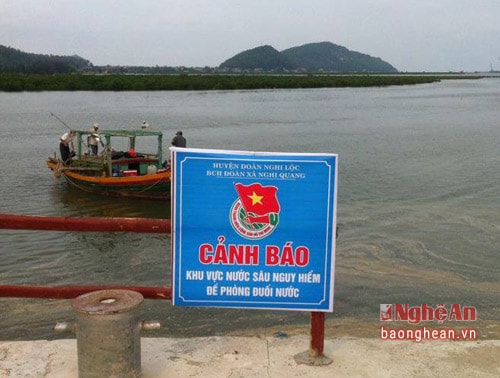 Cắm biển cảnh báo tại bến đò