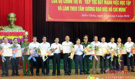 Khen thưởng các tập thể, cá nhân điển hình về học tập và làm theo tấm gương đạo đức Hồ Chí Minh ở Diễn Châu.