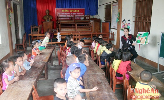 Lớp học ở nhà văn hóa của học sinh trường Mầm non Quỳnh Vinh B - Thị xã Hoàng Mai