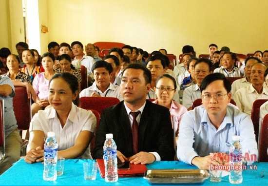 Các đại biểu tham dự hội nghị tiếp xúc cử tri.