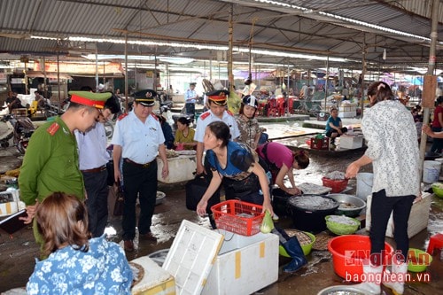 Đoàn thanh tra liên ngành tỉnh đến kiểm tra tại Chợ hải sản Cửa Lò.