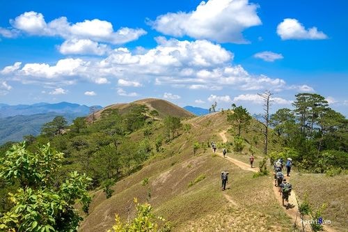 Tuyến đường chính với chiều dài trung bình là 35 km, để đi hết bạn phải mất chừng 3 ngày 2 đêm. Đây cũng đường mà dân bản đi rừng và tạo thành những lối mòn dễ thấy. Chính vì thế, nếu không có kinh nghiệm và bản đồ cùng các thiết bị định hướng chuyên dụng bạn sẽ rất dễ rơi vào ma trận.