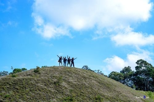 Khác với những cung trek núi thông thường, đây không phải là hành trình chinh phục độ cao. Một trong những điểm nhấn là mốc phân giới 3 tỉnh Lâm Đồng, Bình Thuận, Ninh Thuận.