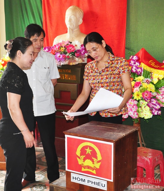 Đồng chí Cao Thị Hiền - Ủy viên Ban Thường vụ Tỉnh ủy, Phó Chủ tịch HĐND tỉnh chủ trì hội nghị