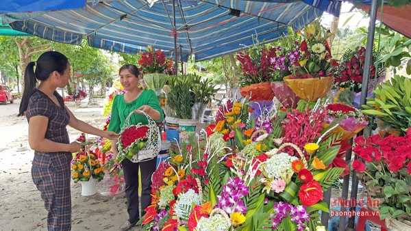 Những quầy bán hoa ngay đầu chợ Quang Trung.