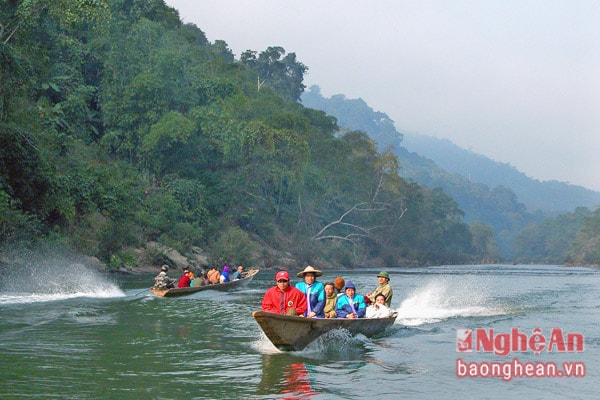 Du thuyền trên sông Giăng. Ảnh: P.V