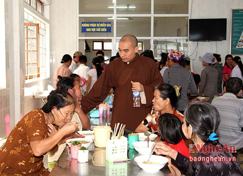 Những suất  cháo  chay dinh dưỡng làm ấm lòng bệnh nhân nghèo .