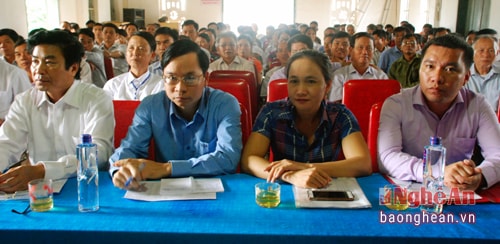 Ứng cử viên tham gia buổi tiếp xúc cử tri vận động tranh cử.