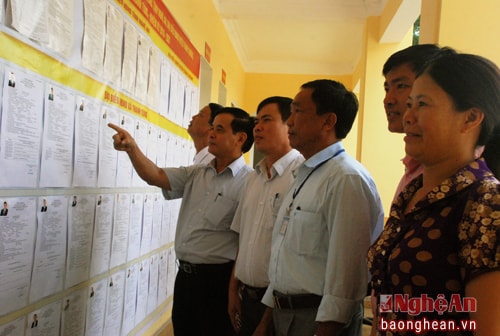 Cử tri tìm hiểu về ứng cử viên.