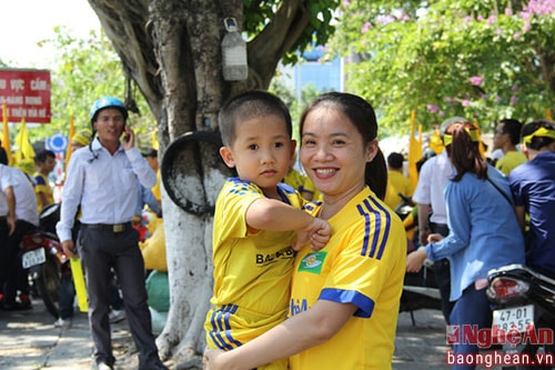Một fan nhí theo mẹ đi cổ vũ cho đội bóng quê hương.