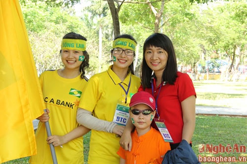 Rất nhiều fan nữ xinh đẹp có mặt trong trận “đại chiến” với SHB Đà Nẵng chiều nay.