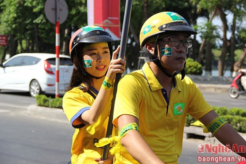 Dù diễu hành đông người nhưng các thành viên tham gia đều chấp hành luật lệ an toàn giao thông như đội mũ bảo hiểm để giữ gìn hình ảnh đẹp cho Hội CĐV xứ Nghệ.