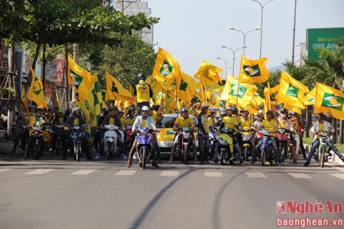 CĐV SLNA diễu hành trước trận đấu