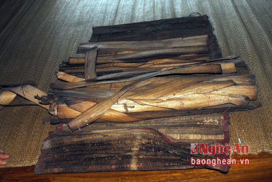 Một cuốn sách viết trên lá cây được dòng họ Lang Vi xem như là bấu vật.