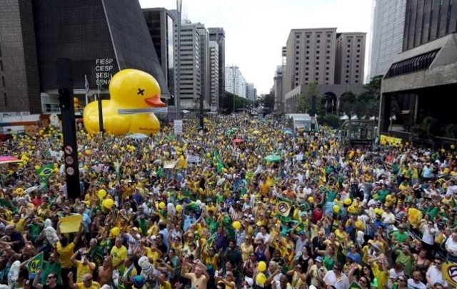 Một người biểu tình chống chính phủ bên ngoài tòa nhà Quốc hội Brazil (nguồn Associated Press)