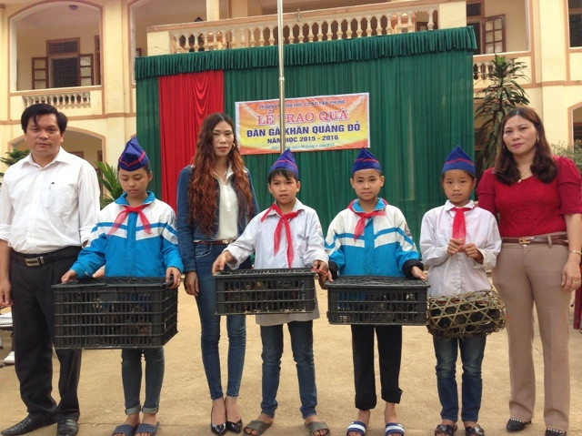 Liên đội trưởng Trường THCS Tiền Phong trao 4 đàn gà cho học sinh nghèo vượt khó.JPG