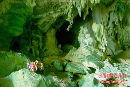 Thẳm Nàng Màn (bản Pha, xã Yên Khê) là hệ thống hang động nằm trong dãy núi Nàng Màn; trên vách hang có các dải nhũ đá nhiều màu sắc.