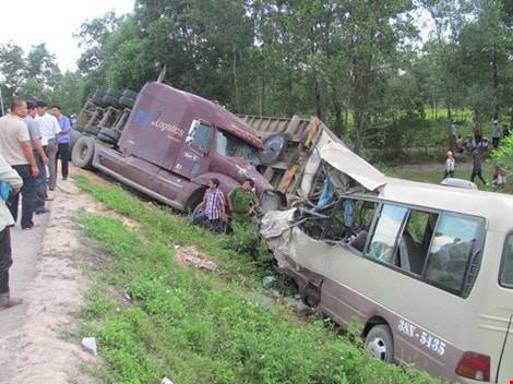 Nhiều vụ tai nạn nghiêm trọng liên quan đến xe khách vẫn xảy ra. Ảnh: Xe khách đấu đầu xe container ở Huế. Ảnh: VIẾT LONG