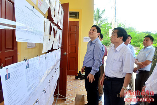 Đồng chí Nguyễn Đắc Vinh cùng đoàn công tác của tỉnh kiểm tra công tác chuẩn bị bầu cử tại thị trấn Nghĩa Đàn, huyện Nghĩa Đàn.