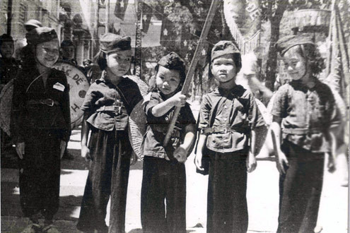 Đội Nhi đồng Cứu quốc Mai Hắc Đế tham gia vận động bầu cử Quốc hội, ngày 5.1.1946.