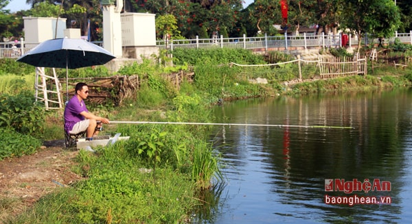 Cần thủ Nguyễn Minh Tuấn (khối 11, phường Cửa Nam)  đã có 18 năm đam mê với thú đi câu. Hiện anh là một tay 